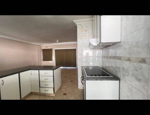3 BEDROOM TOWNHOUSE FOR SALE IN UMHLATUZANA